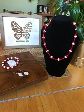 🇺🇸 Red and White Beaded Necklace, Stretch Bracelet and Earnings 🇺🇸
